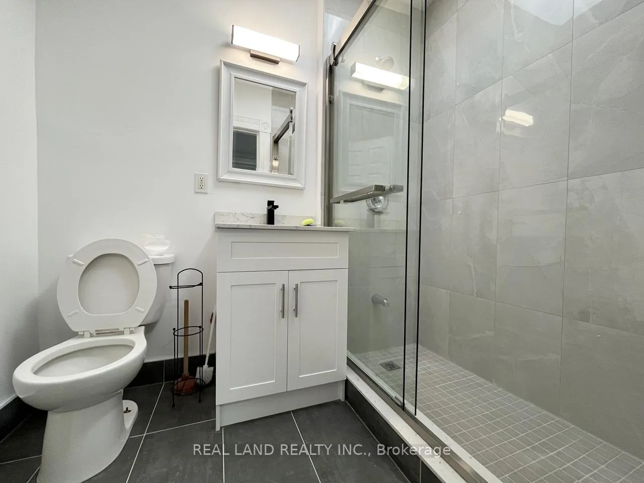 Photo 17 of Unit Unit 5, 31 King Street E, Oshawa, Central — HOMEH