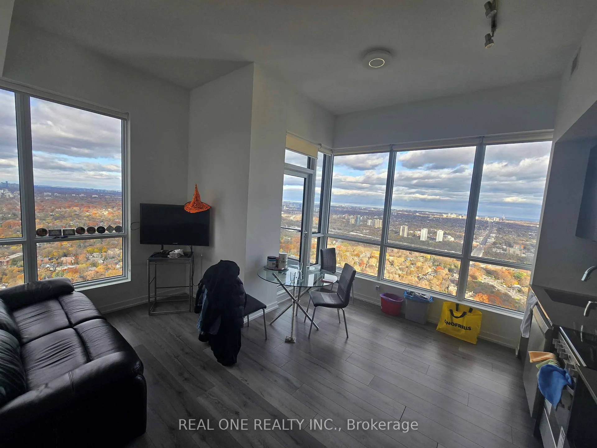 Photo 9 of Unit 5407, 395 Bloor Street E, Toronto, North St. James Town — HOMEH