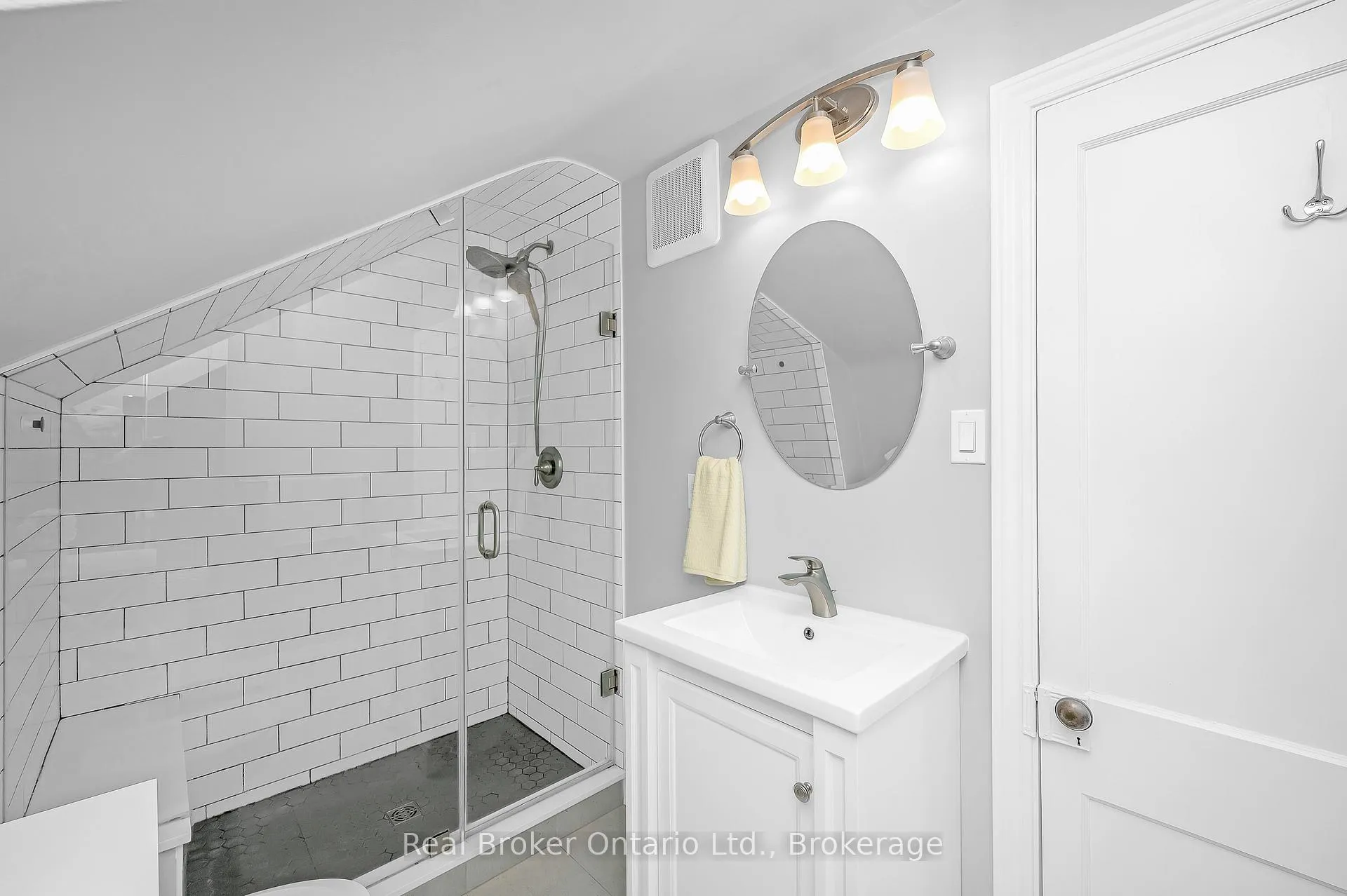 Photo 19 of 15 Maple Avenue, Hamilton, Stoney Creek — HOMEH