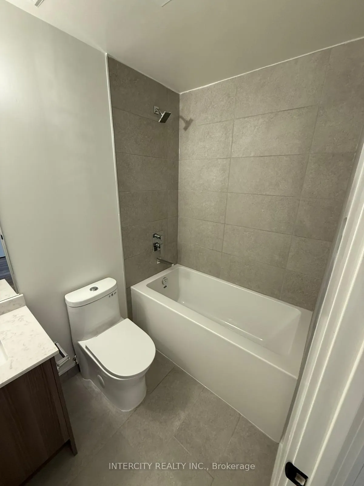 Photo 12 of Unit 422, 2075 King Road, King, King City — HOMEH