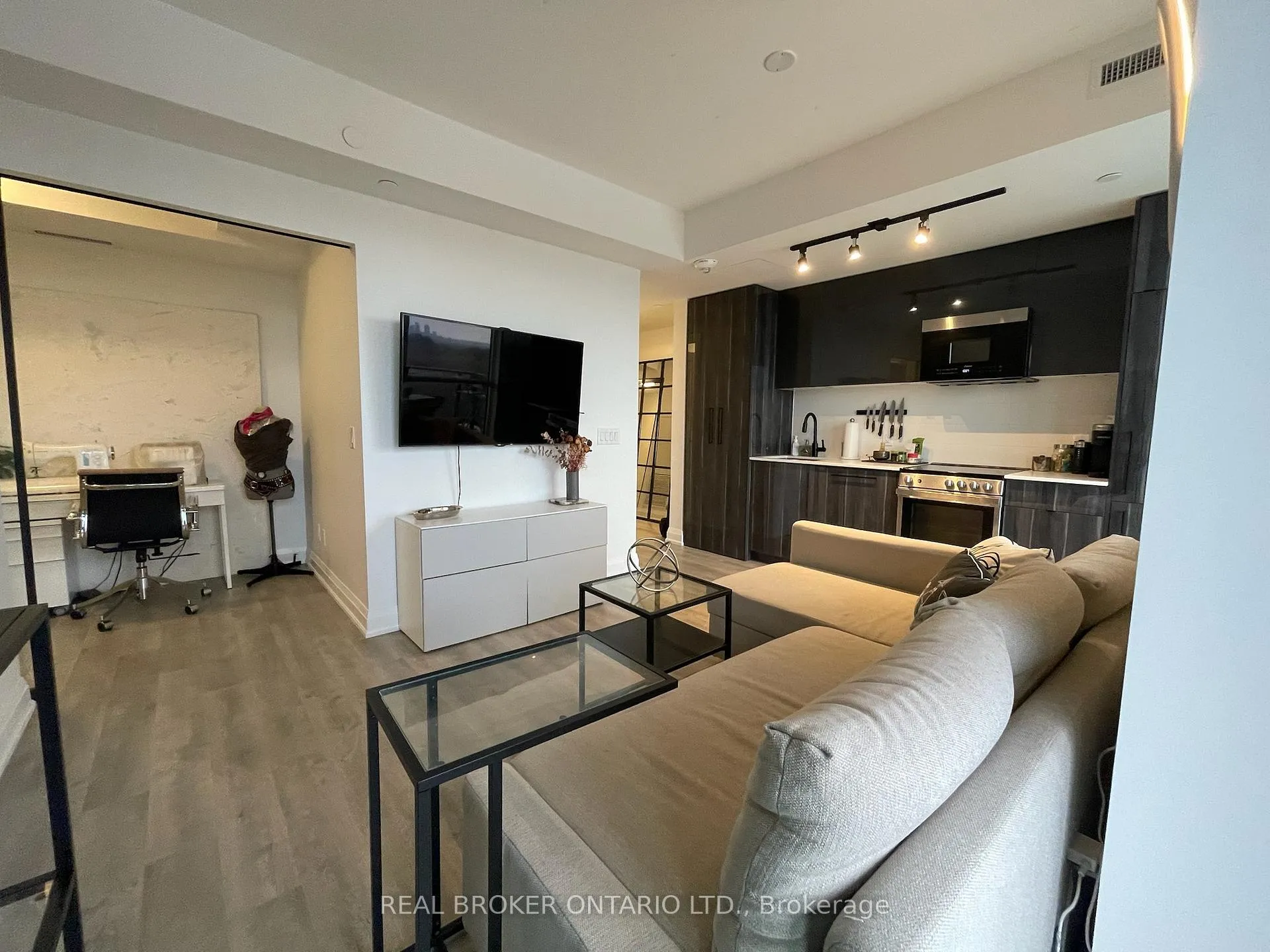 Photo 7 of Unit 903, 2369 Danforth Avenue, Toronto, East End-Danforth — HOMEH
