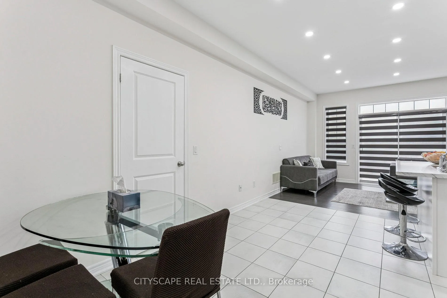 Photo 6 of 72 Finegan Circle, Brampton, Northwest Brampton — HOMEH