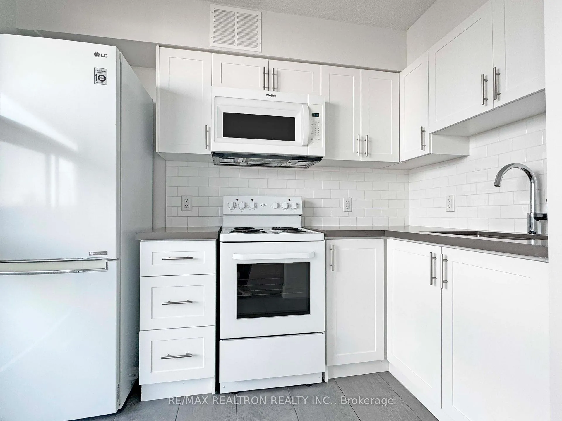 Photo 5 of Unit 2716, 33 Isabella Street, Toronto, Church-Yonge Corridor — HOMEH