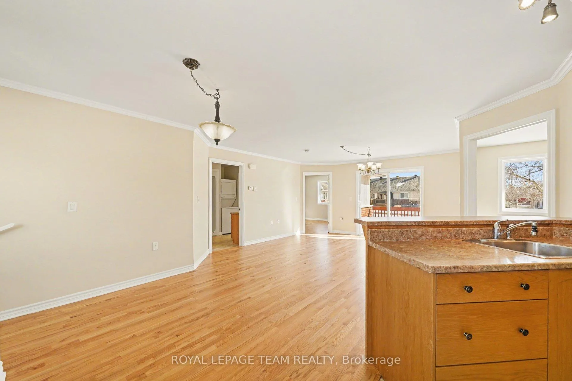 Photo 5 of 197 Oak Leaf Private, Ottawa, Richmond — HOMEH