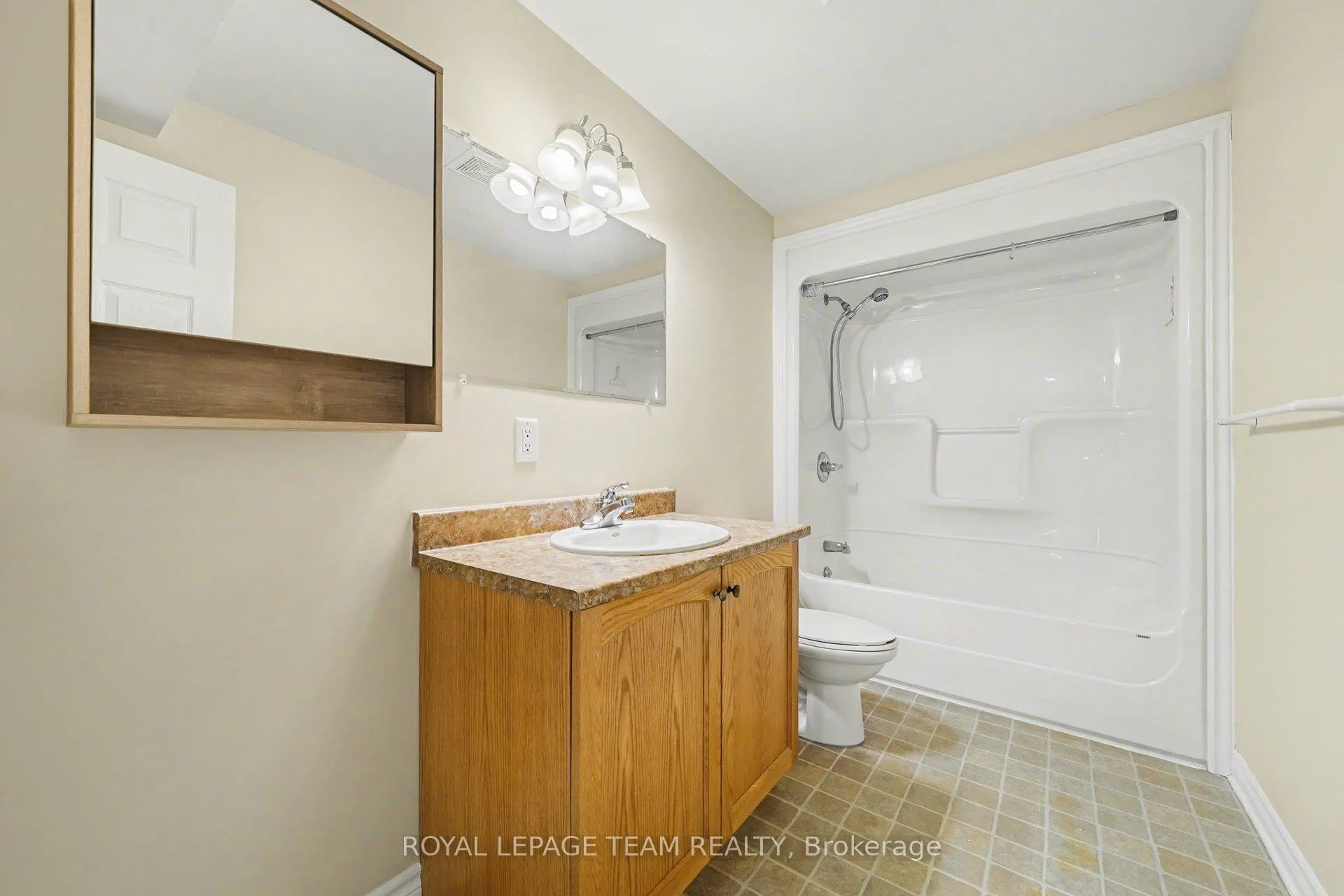 Photo 16 of 197 Oak Leaf Private, Ottawa, Richmond — HOMEH