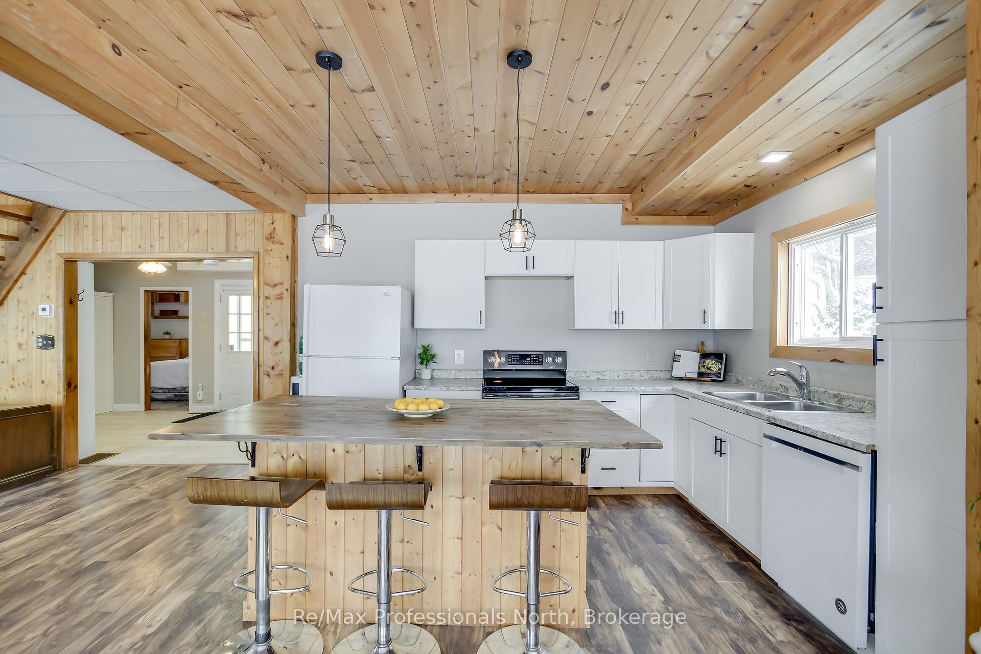 Photo 15 of 1055 Evanswood Drive, Gravenhurst, Wood (Gravenhurst) — HOMEH