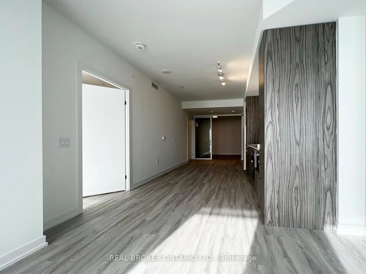 Photo 4 of Unit 7209, 55 Cooper Street, Toronto, Waterfront Communities — HOMEH