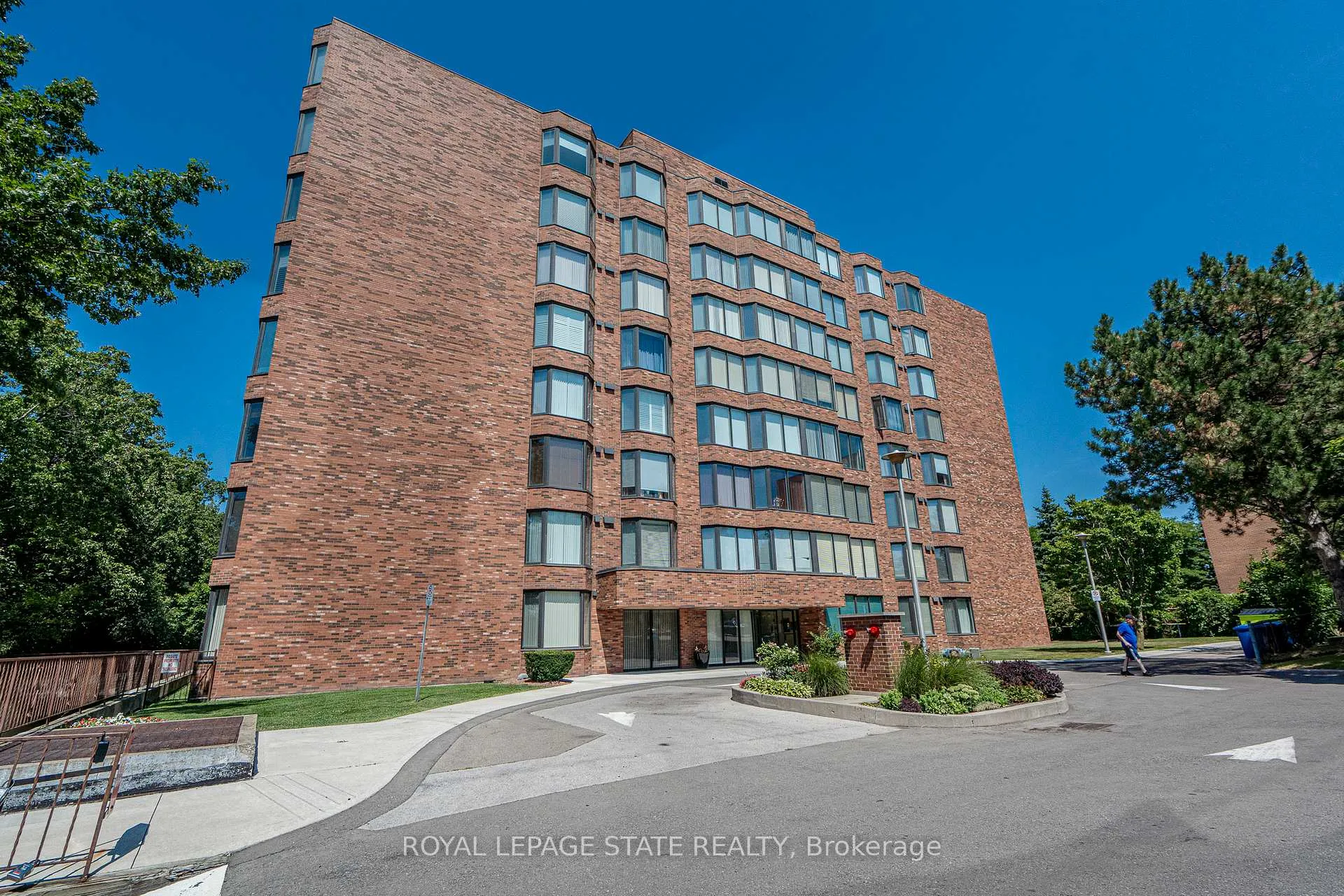 Front of Unit 105, 200 Limeridge Road W