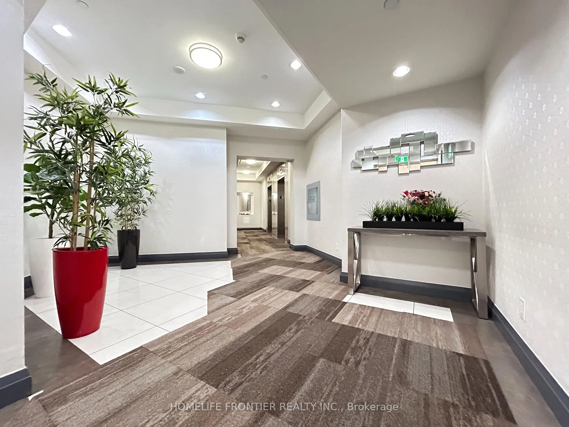 Photo 5 of Unit 803, 7171 Yonge Street, Markham, Grandview — HOMEH
