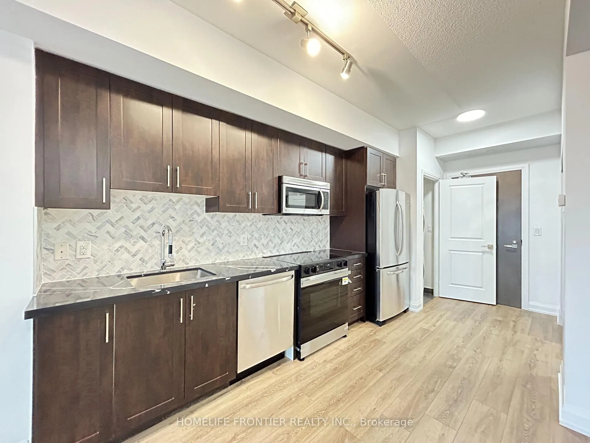 Photo 8 of Unit 803, 7171 Yonge Street, Markham, Grandview — HOMEH