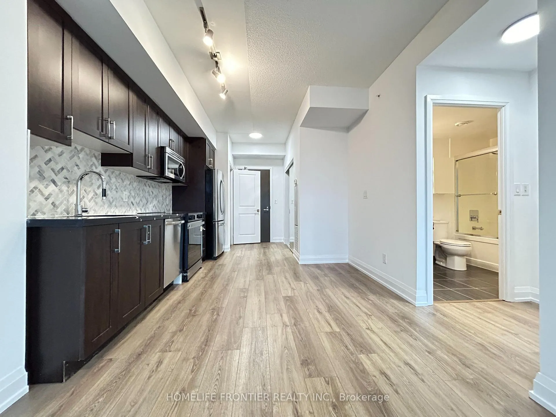 Photo 9 of Unit 803, 7171 Yonge Street, Markham, Grandview — HOMEH