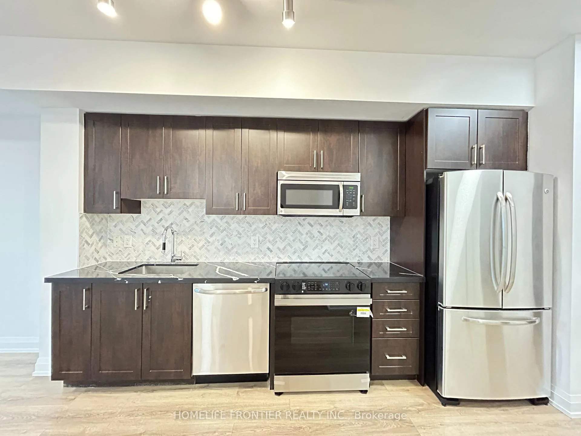 Photo 10 of Unit 803, 7171 Yonge Street, Markham, Grandview — HOMEH