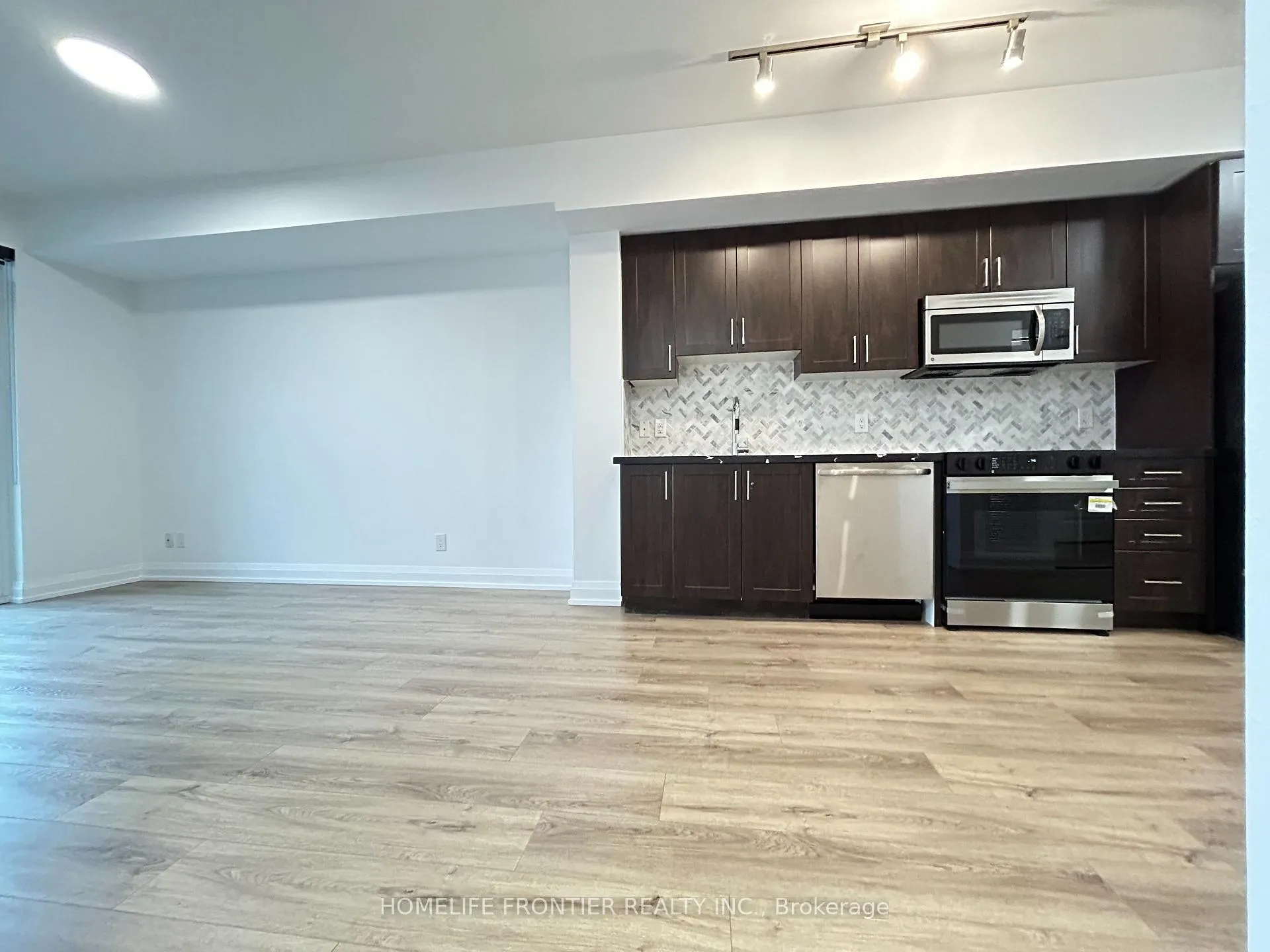 Photo 11 of Unit 803, 7171 Yonge Street, Markham, Grandview — HOMEH