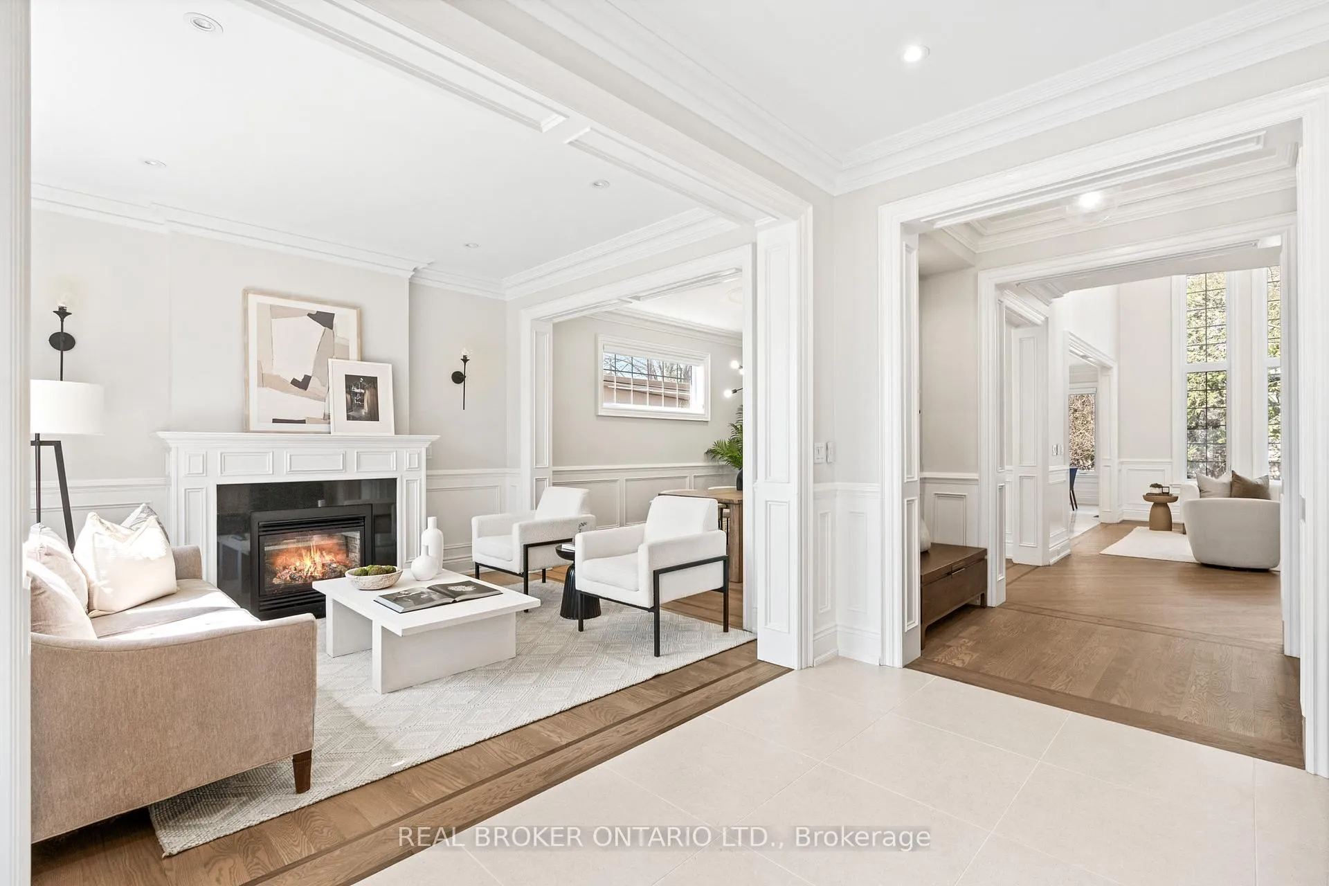 Photo 2 of 40 Hilldowntree Road, Etobicoke, Edenbridge-Humber Valley — HOMEH