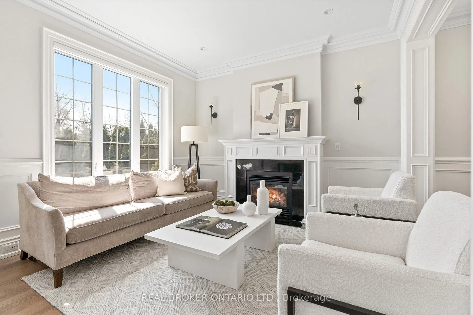 Photo 3 of 40 Hilldowntree Road, Etobicoke, Edenbridge-Humber Valley — HOMEH