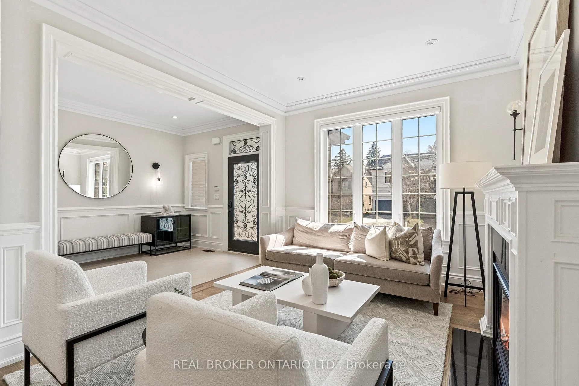 Photo 4 of 40 Hilldowntree Road, Etobicoke, Edenbridge-Humber Valley — HOMEH