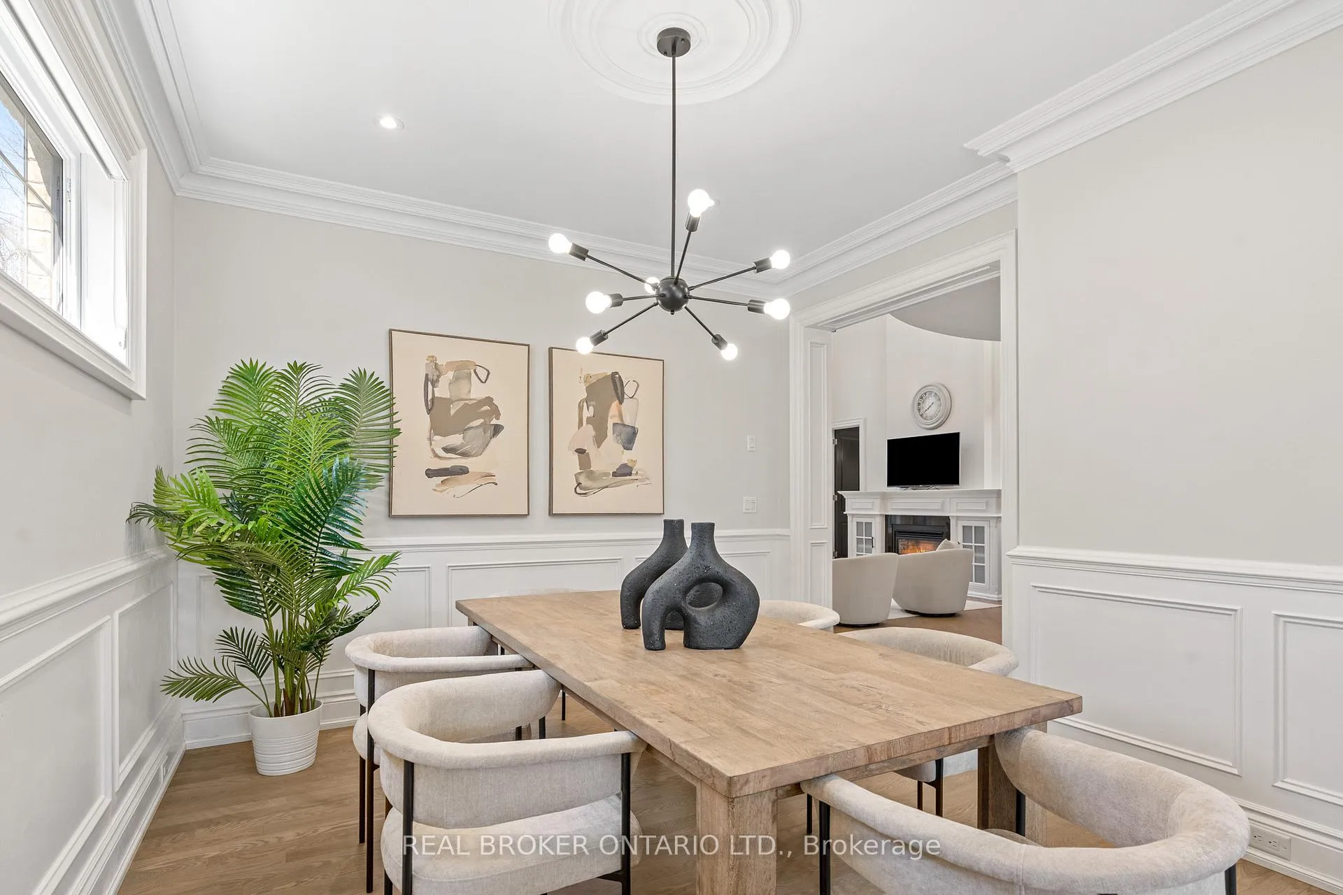 Photo 5 of 40 Hilldowntree Road, Etobicoke, Edenbridge-Humber Valley — HOMEH