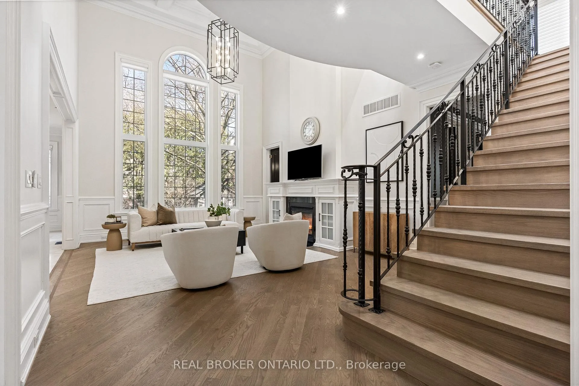 Photo 7 of 40 Hilldowntree Road, Etobicoke, Edenbridge-Humber Valley — HOMEH