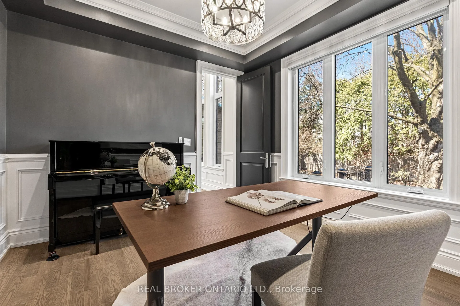 Photo 18 of 40 Hilldowntree Road, Etobicoke, Edenbridge-Humber Valley — HOMEH