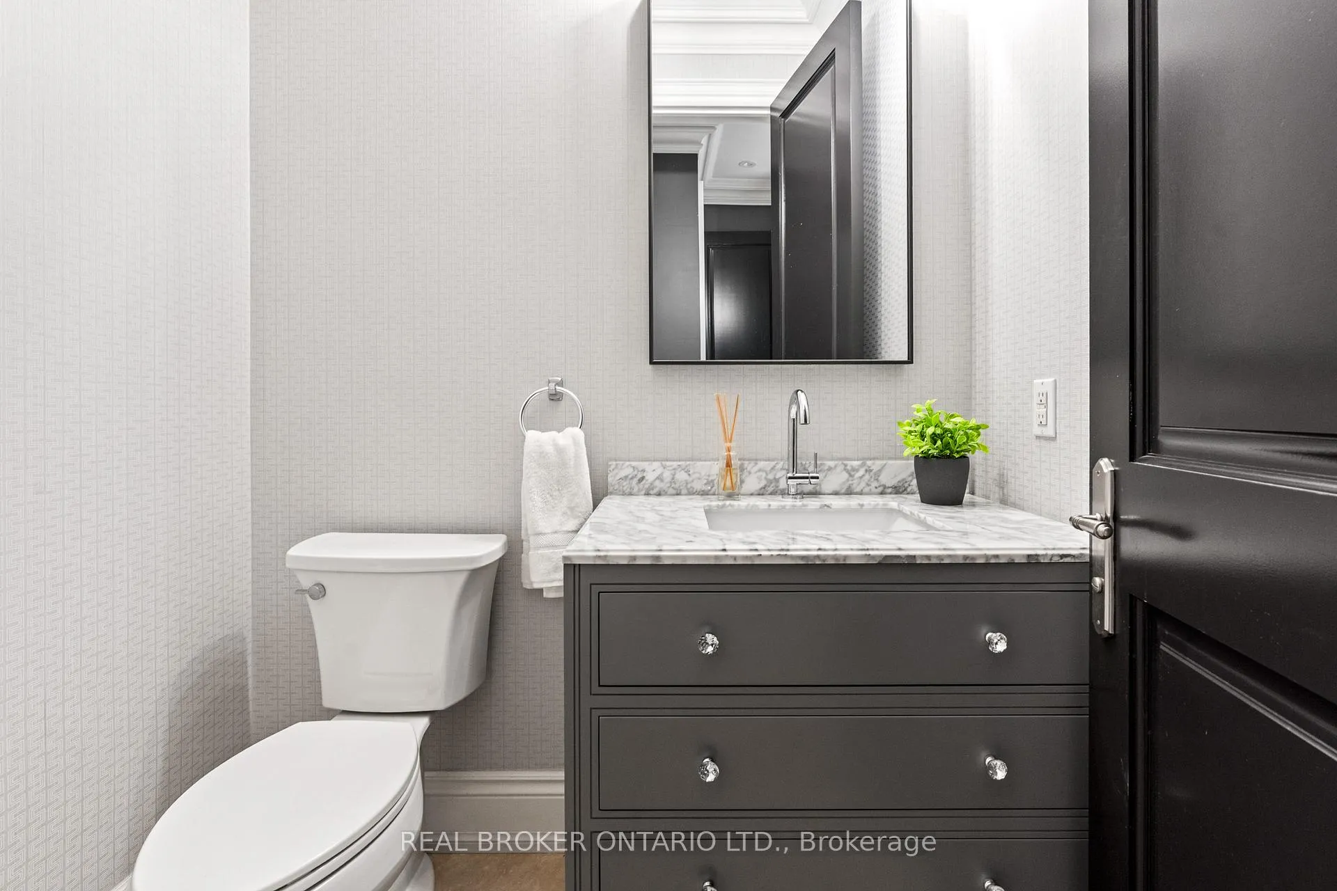 Photo 19 of 40 Hilldowntree Road, Etobicoke, Edenbridge-Humber Valley — HOMEH