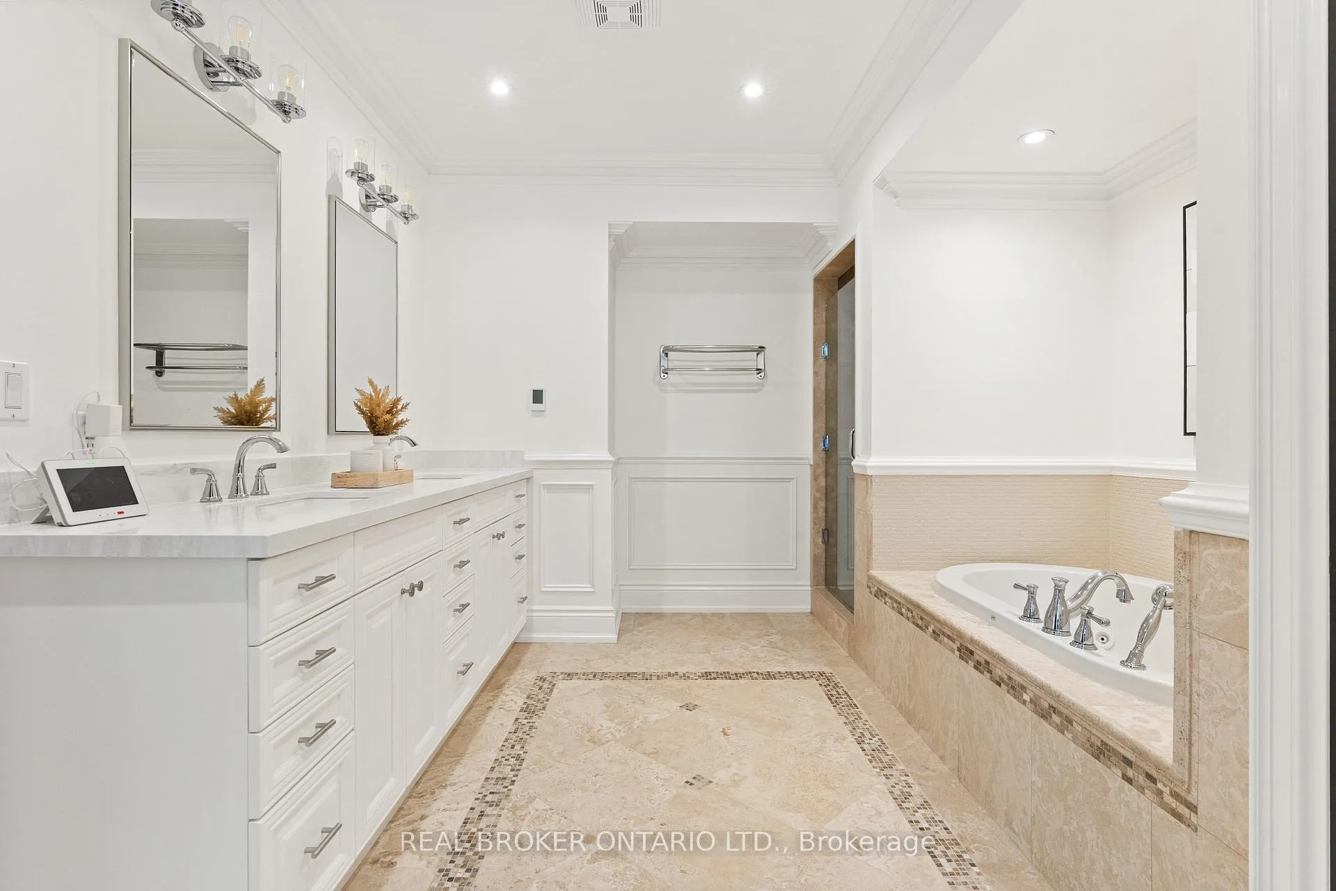 Photo 24 of 40 Hilldowntree Road, Etobicoke, Edenbridge-Humber Valley — HOMEH