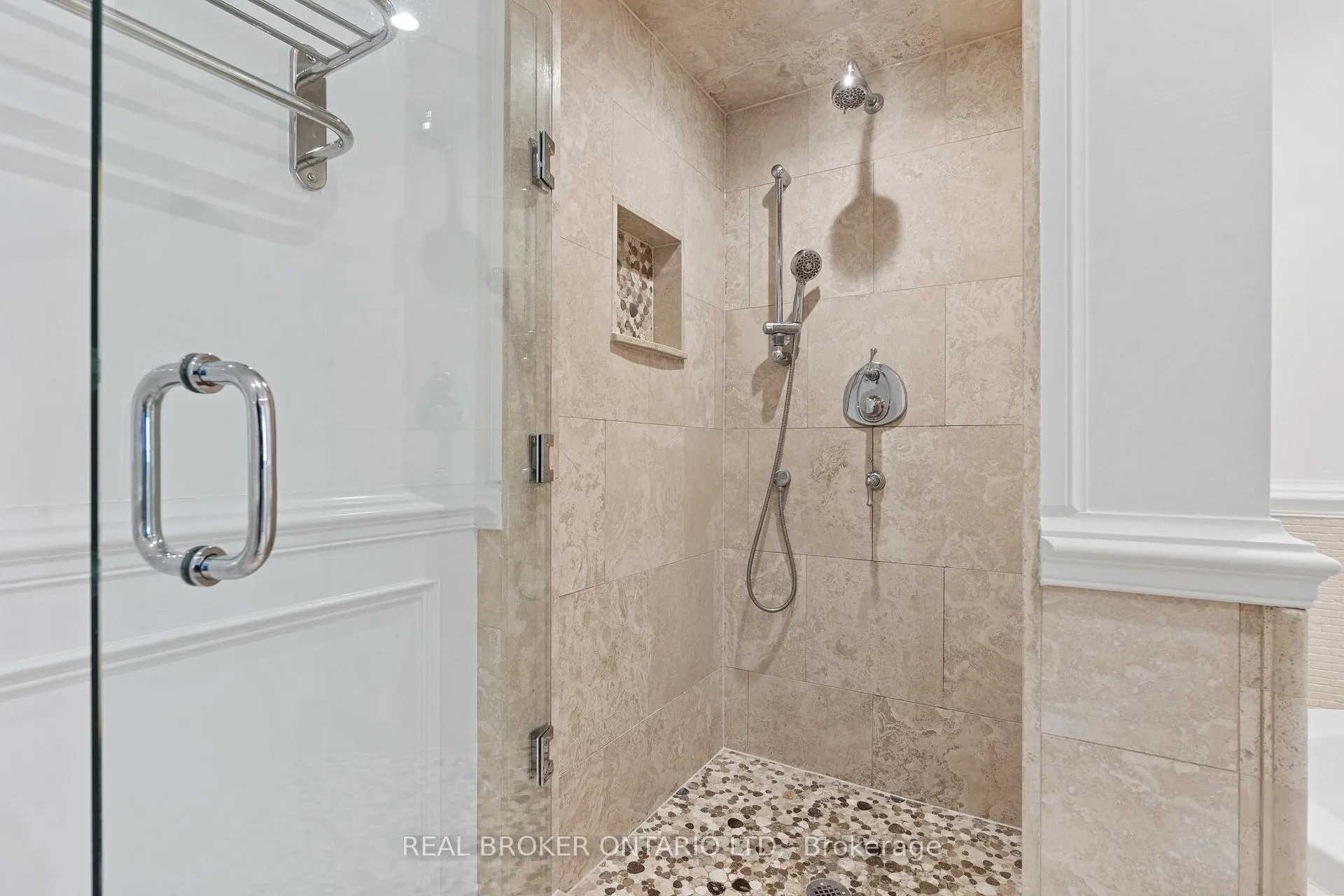 Photo 25 of 40 Hilldowntree Road, Etobicoke, Edenbridge-Humber Valley — HOMEH