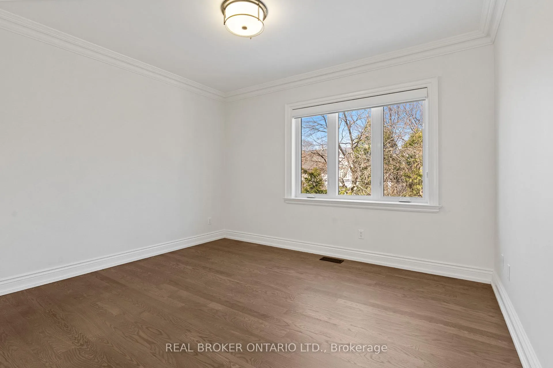 Photo 29 of 40 Hilldowntree Road, Etobicoke, Edenbridge-Humber Valley — HOMEH