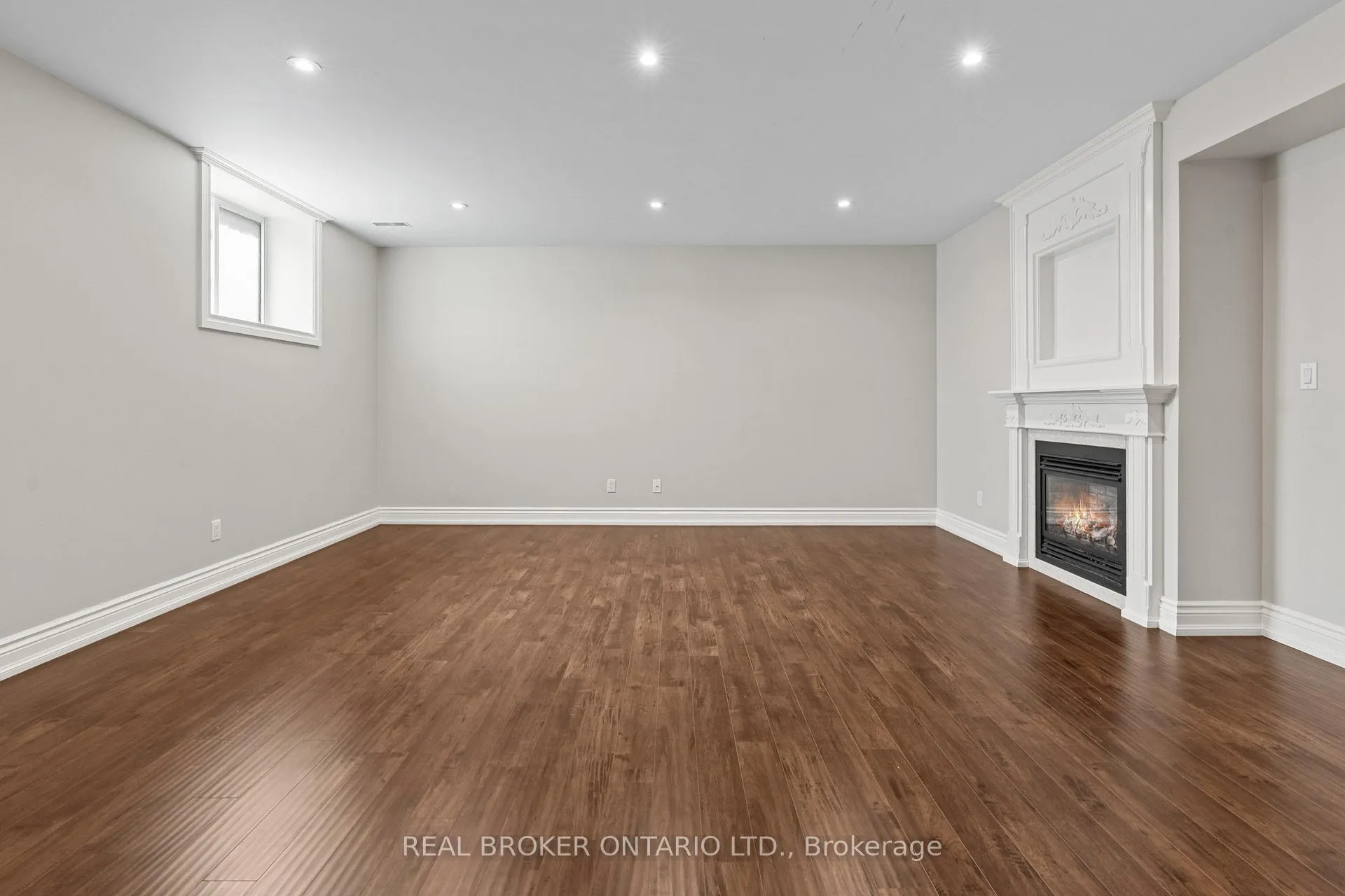 Photo 32 of 40 Hilldowntree Road, Etobicoke, Edenbridge-Humber Valley — HOMEH