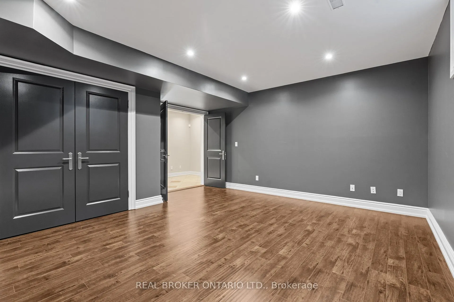 Photo 34 of 40 Hilldowntree Road, Etobicoke, Edenbridge-Humber Valley — HOMEH