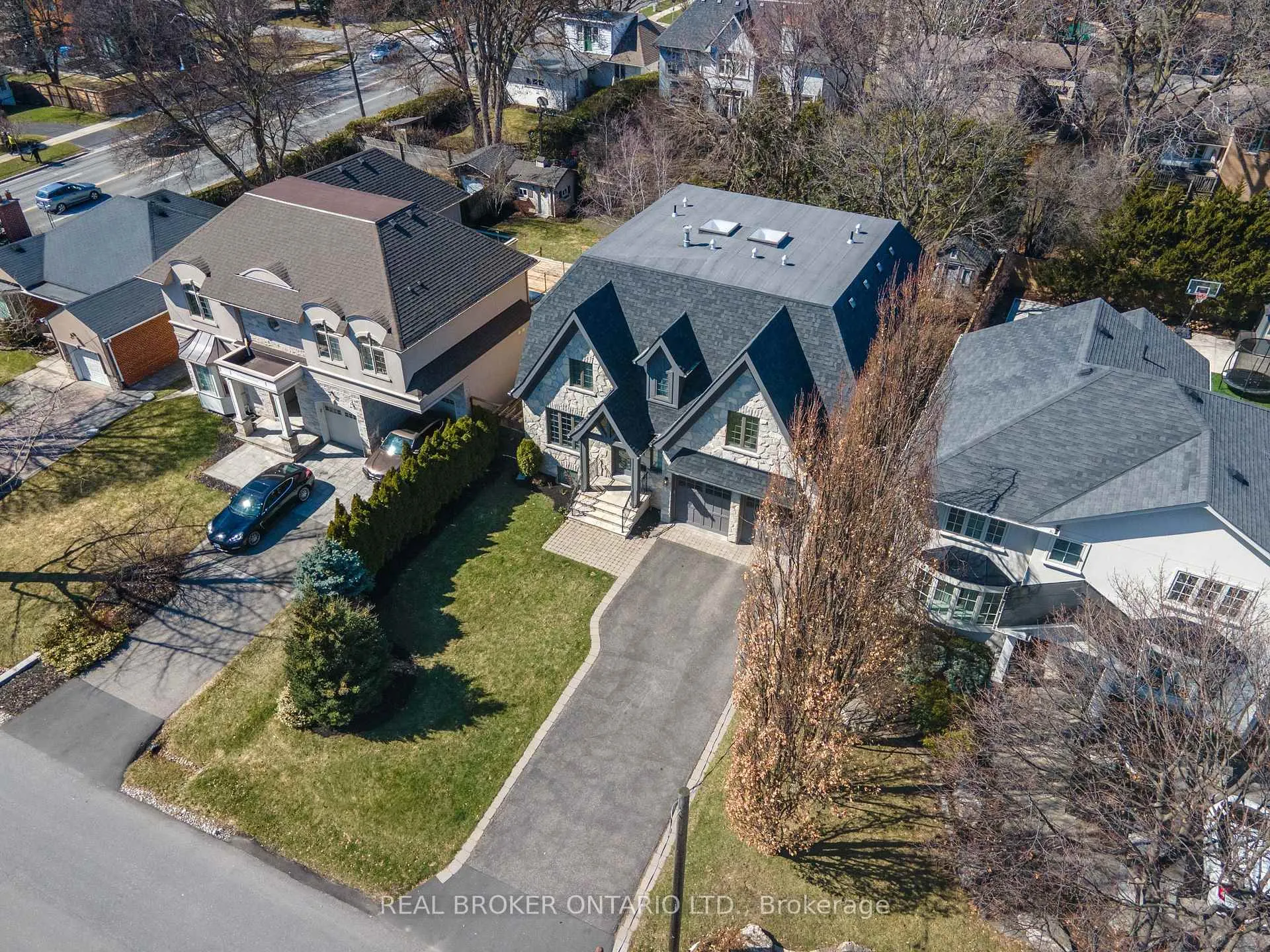 Photo 37 of 40 Hilldowntree Road, Etobicoke, Edenbridge-Humber Valley — HOMEH