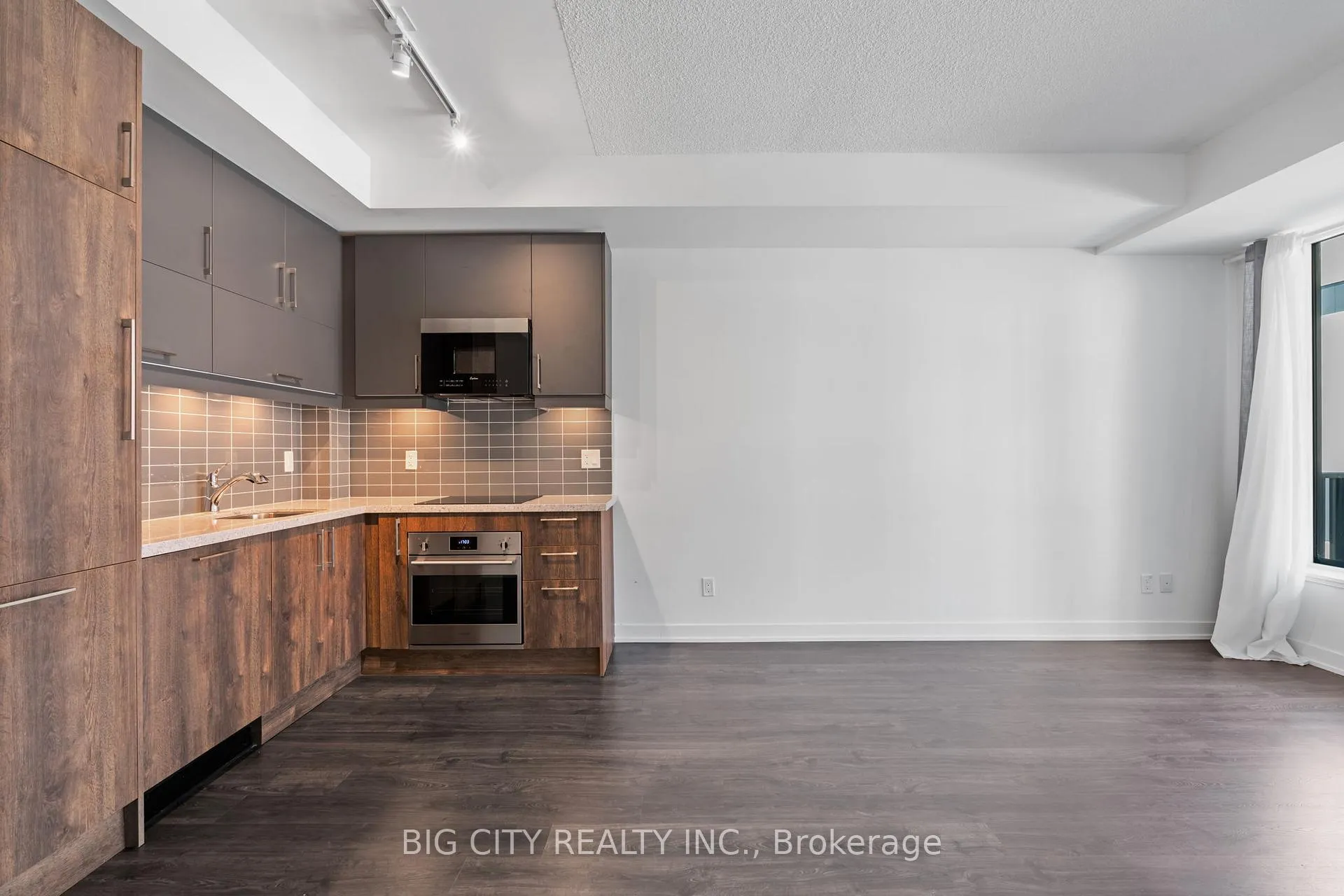 Photo 7 of Unit 605, 38 Simcoe Promenade, Markham, Unionville — HOMEH