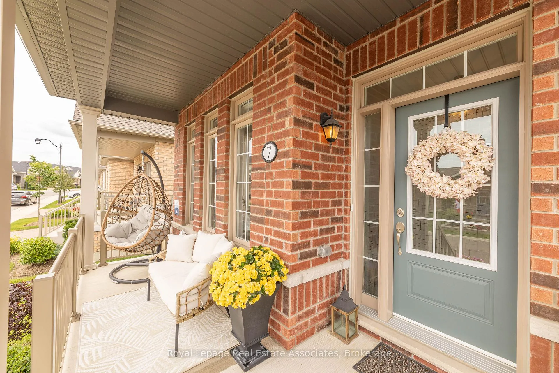 Photo 2 of 7 Overlea Drive, Brampton, Sandringham-Wellington — HOMEH