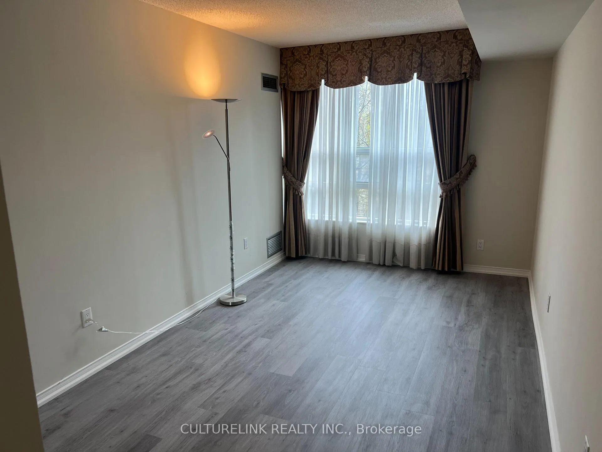Photo 4 of Unit 523, 7905 Bayview Avenue, Markham, Aileen-Willowbrook — HOMEH
