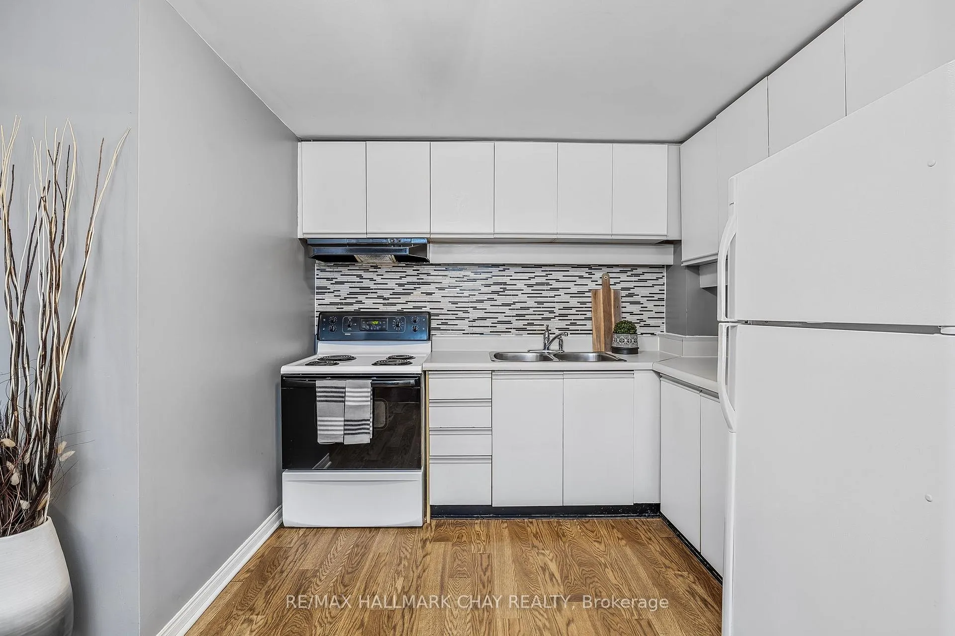 Photo 6 of Unit 307, 219 Main Street N, Uxbridge — HOMEH