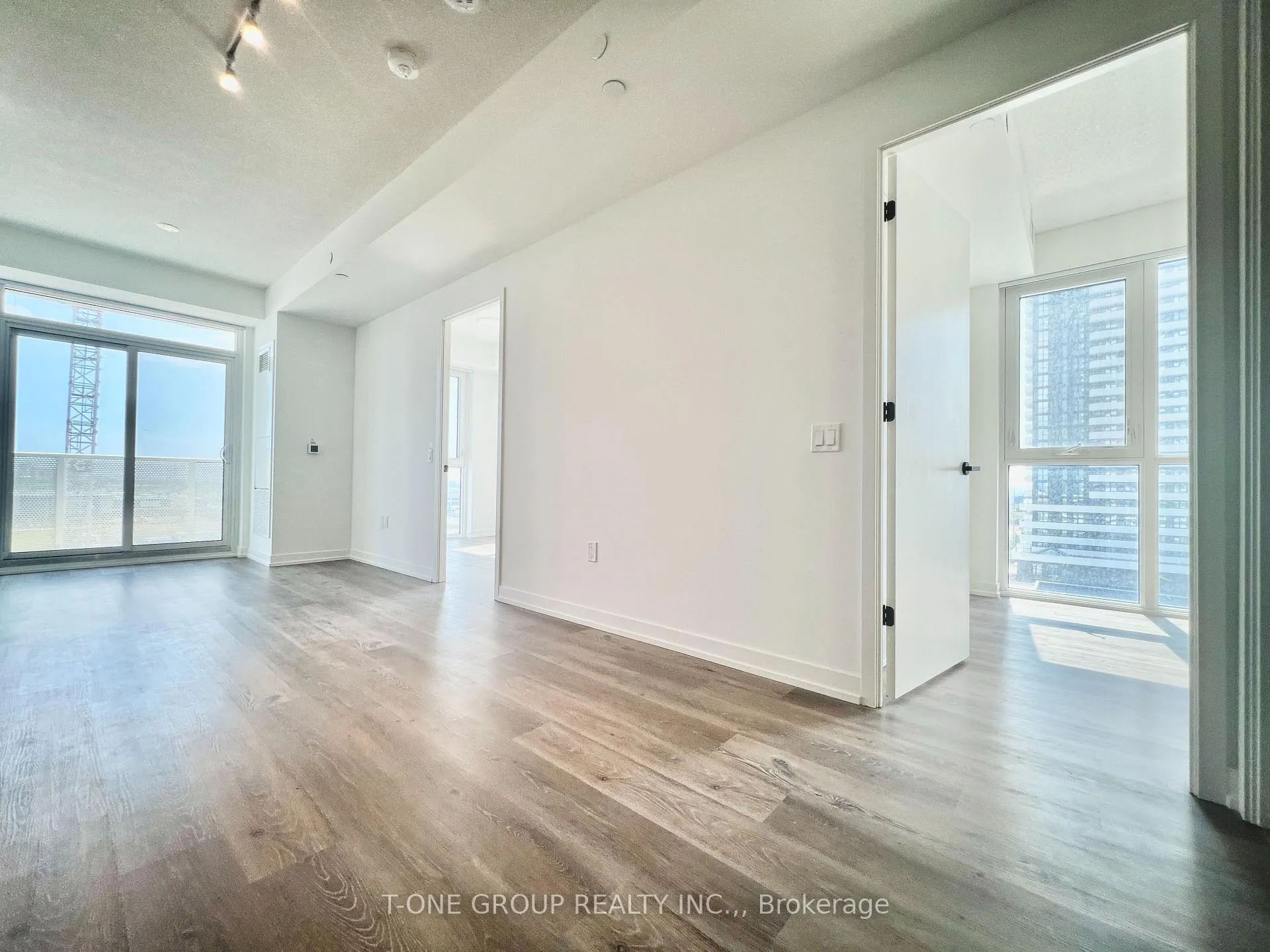Photo 1 of Unit 812, 28 Interchange Way, Vaughan, Vaughan Corporate Centre — HOMEH