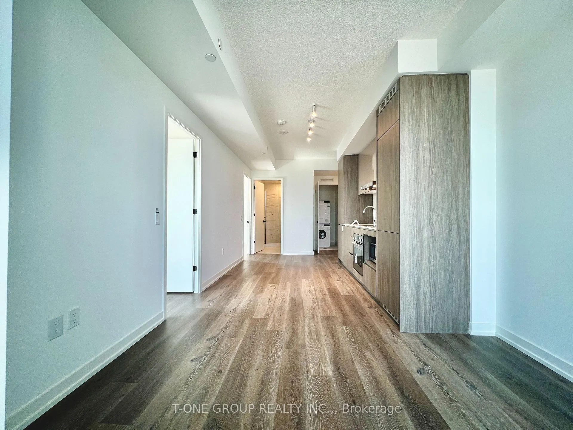 Photo 2 of Unit 812, 28 Interchange Way, Vaughan, Vaughan Corporate Centre — HOMEH