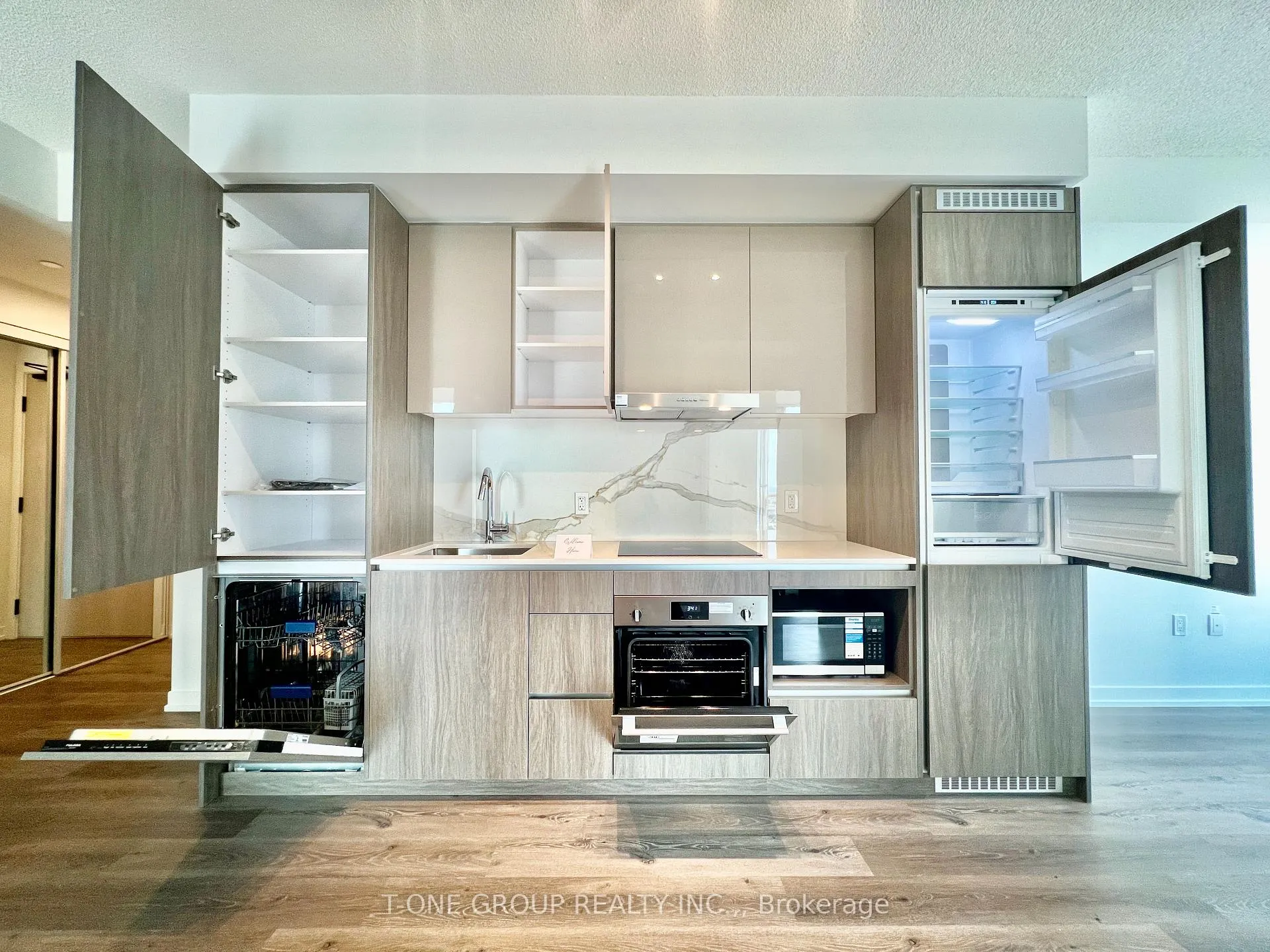Photo 4 of Unit 812, 28 Interchange Way, Vaughan, Vaughan Corporate Centre — HOMEH