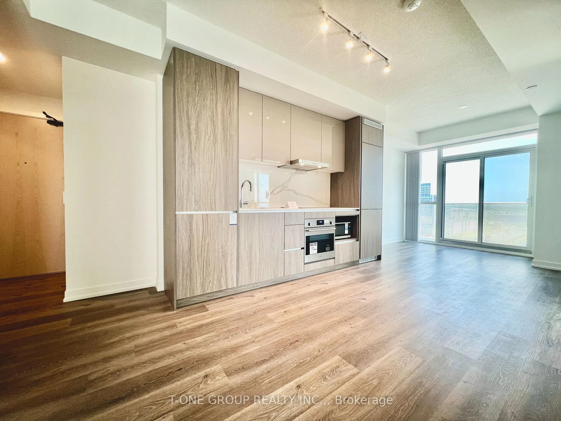 Photo 5 of Unit 812, 28 Interchange Way, Vaughan, Vaughan Corporate Centre — HOMEH