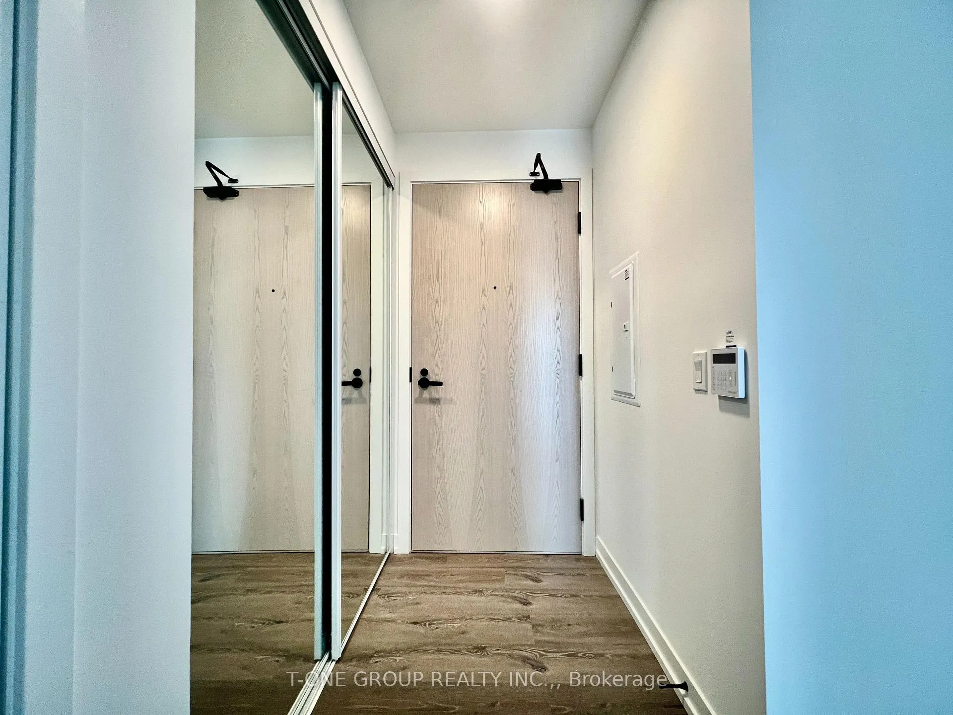 Photo 6 of Unit 812, 28 Interchange Way, Vaughan, Vaughan Corporate Centre — HOMEH