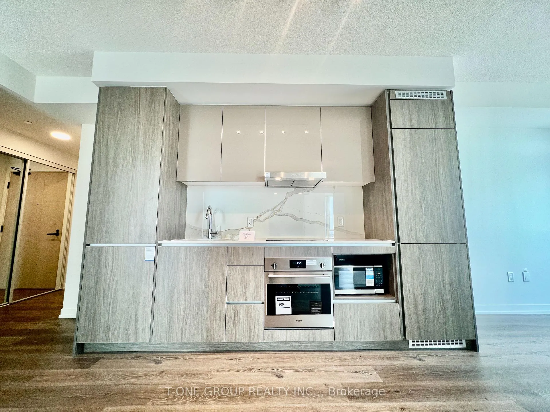Photo 7 of Unit 812, 28 Interchange Way, Vaughan, Vaughan Corporate Centre — HOMEH