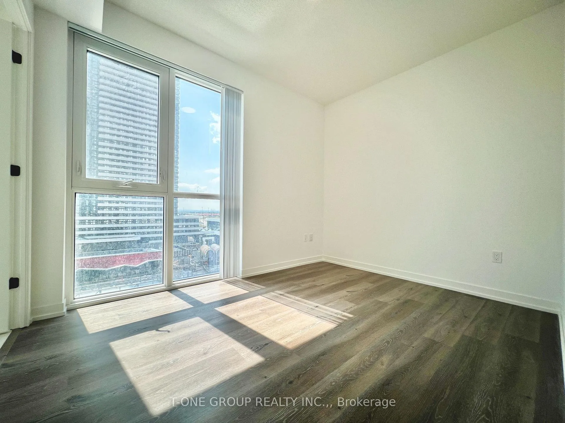 Photo 8 of Unit 812, 28 Interchange Way, Vaughan, Vaughan Corporate Centre — HOMEH