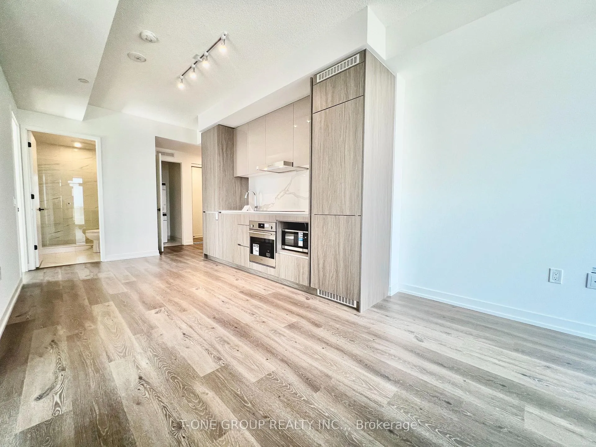 Photo 10 of Unit 812, 28 Interchange Way, Vaughan, Vaughan Corporate Centre — HOMEH