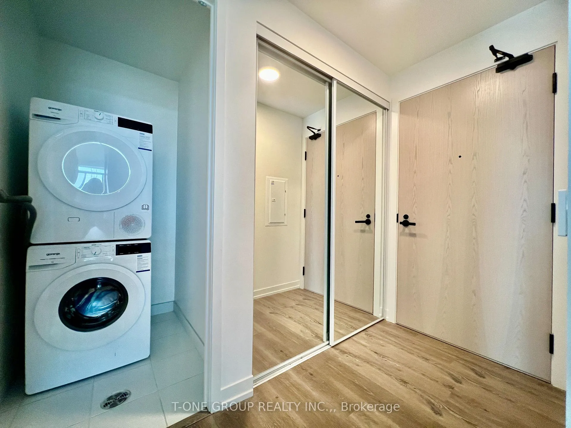 Photo 11 of Unit 812, 28 Interchange Way, Vaughan, Vaughan Corporate Centre — HOMEH