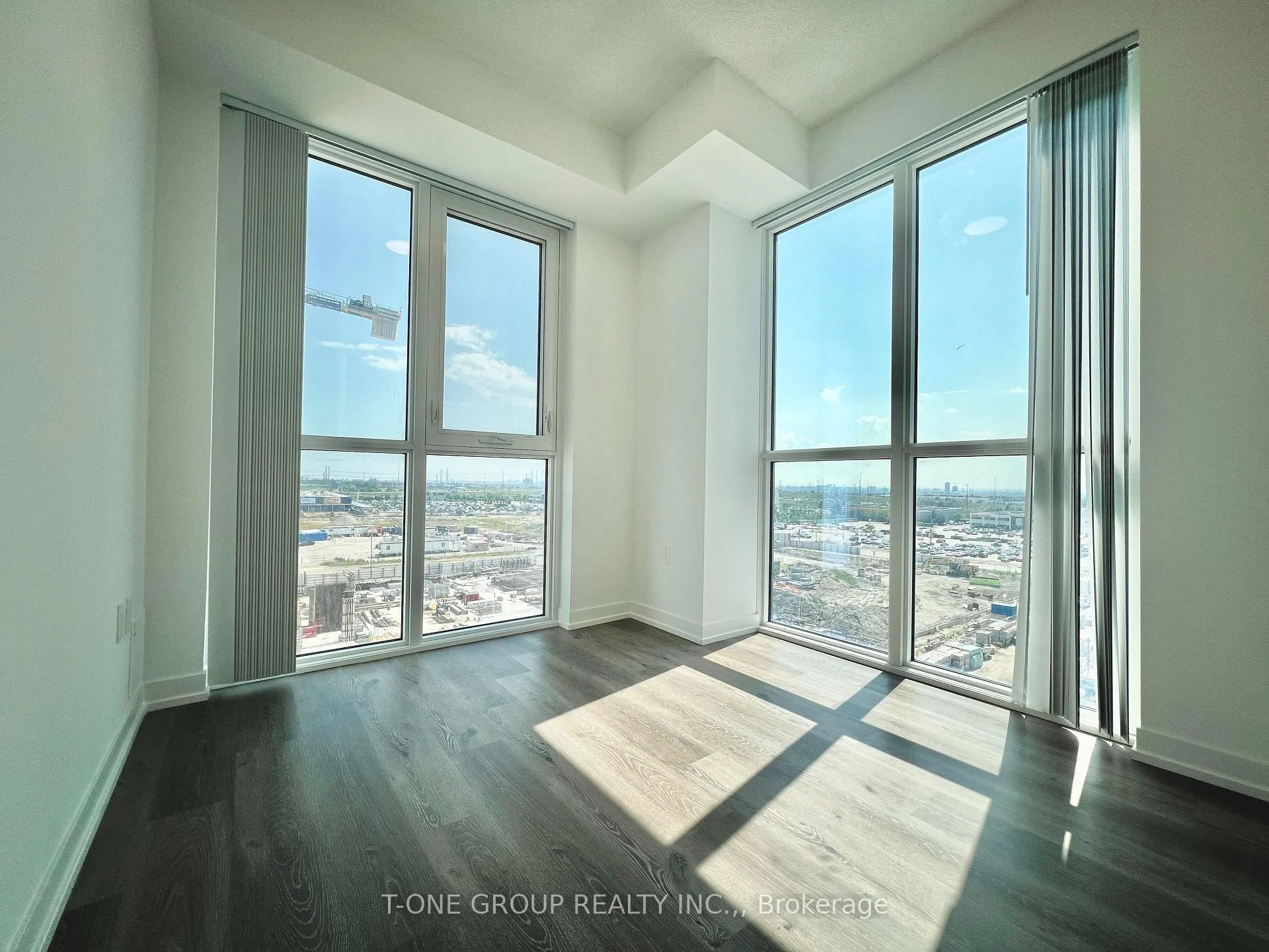 Photo 12 of Unit 812, 28 Interchange Way, Vaughan, Vaughan Corporate Centre — HOMEH