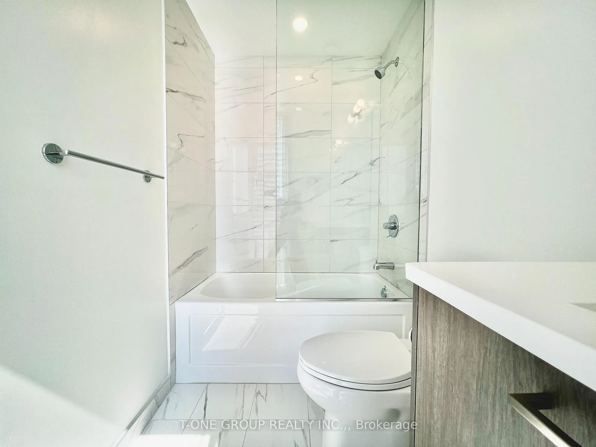 Photo 17 of Unit 812, 28 Interchange Way, Vaughan, Vaughan Corporate Centre — HOMEH