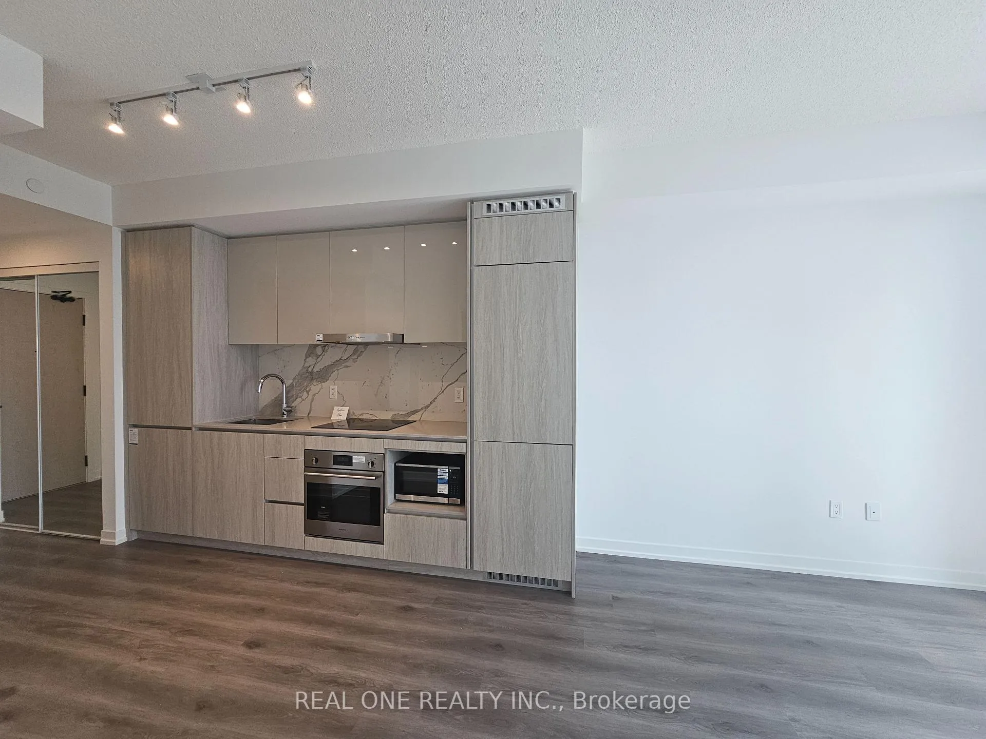 Photo 8 of Unit 1216, 28 Interchange Way, Vaughan, Vaughan Corporate Centre — HOMEH