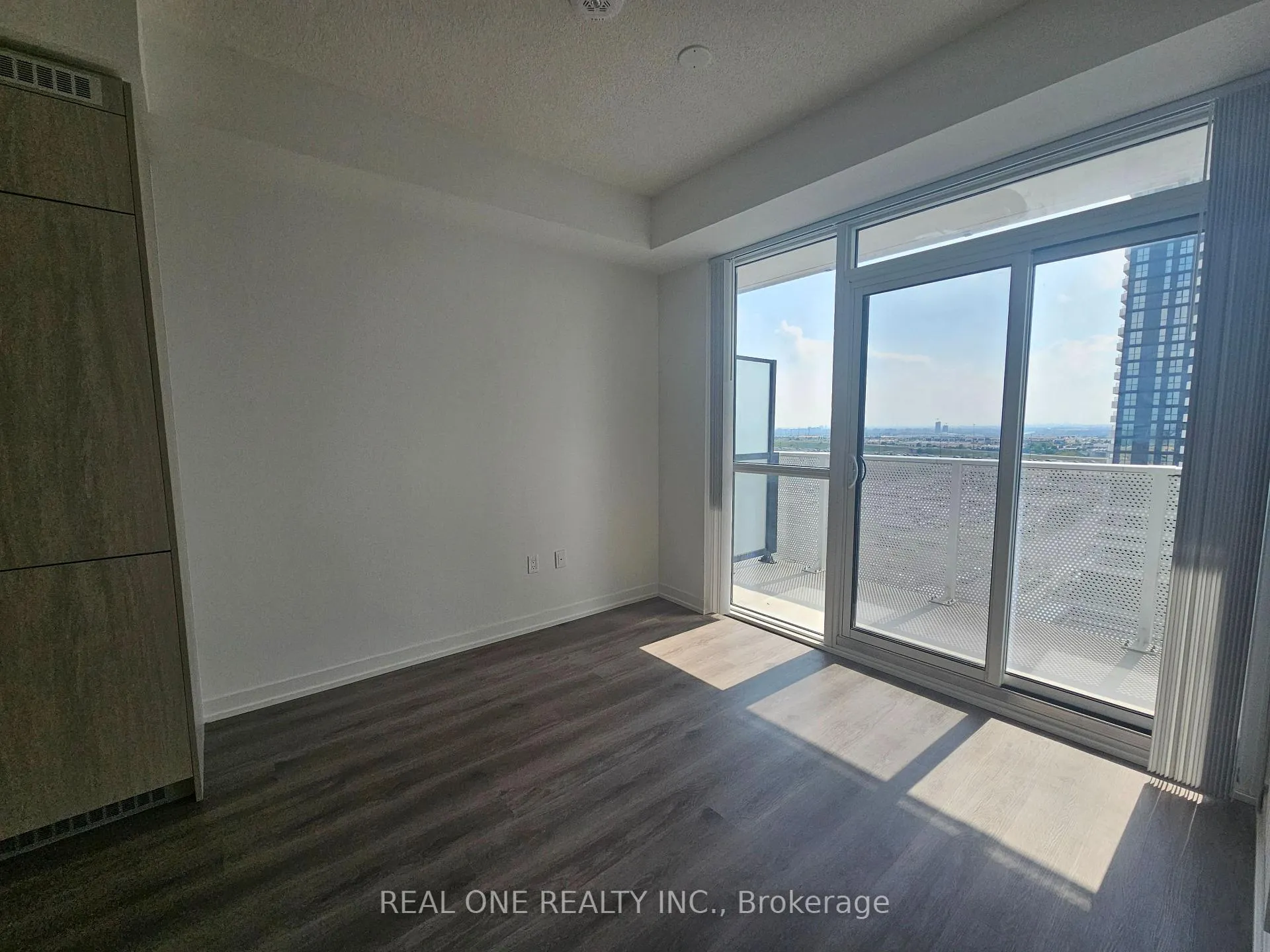 Photo 9 of Unit 1216, 28 Interchange Way, Vaughan, Vaughan Corporate Centre — HOMEH