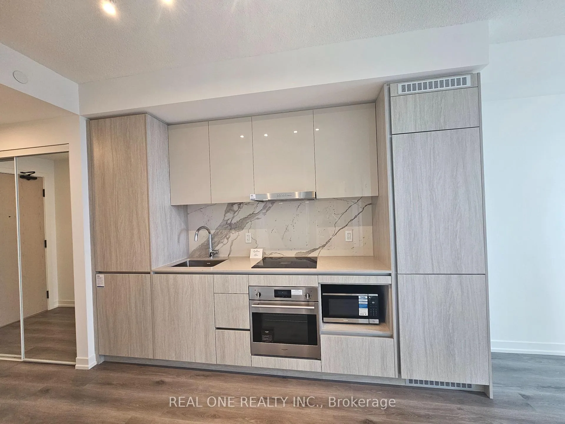 Photo 10 of Unit 1216, 28 Interchange Way, Vaughan, Vaughan Corporate Centre — HOMEH