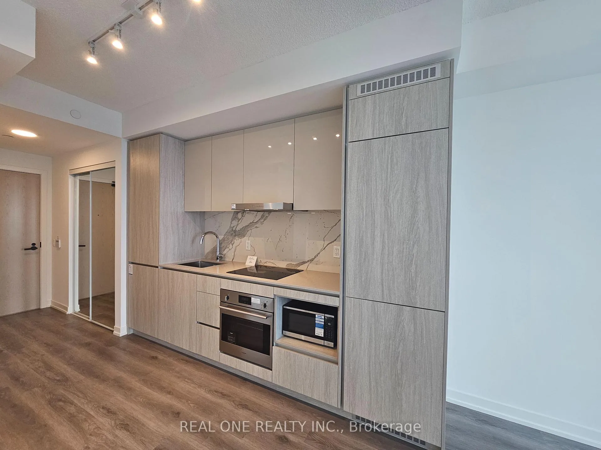 Photo 11 of Unit 1216, 28 Interchange Way, Vaughan, Vaughan Corporate Centre — HOMEH