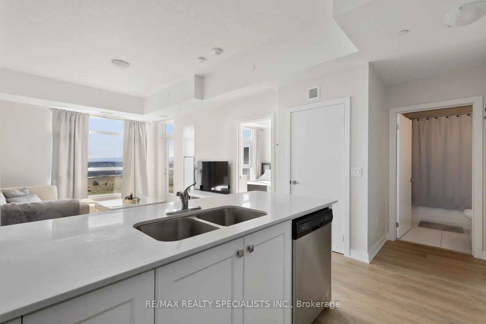 Photo 12 of Unit 619, 600 North Service Road, Hamilton, Stoney Creek — HOMEH
